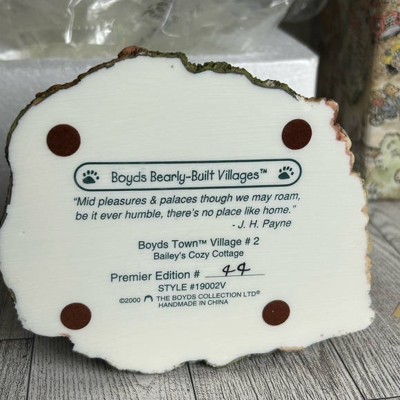 Premiere Edition Boyds Bearly Built Villages Baileys Cozy Cottage New - Picture 2 of 7